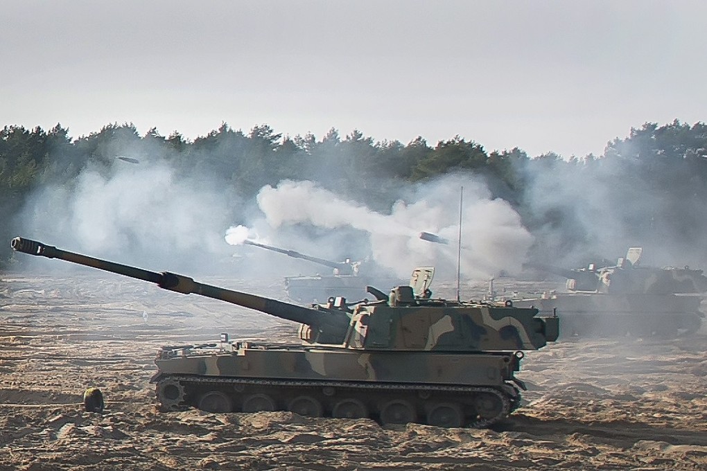 K9 self-propelled howitzers, which South Korea has exported to Poland, firing artillery shells at a firing range in the north-central city of Torun, Poland, on February 23, 2023. Photo: EPA-EFE