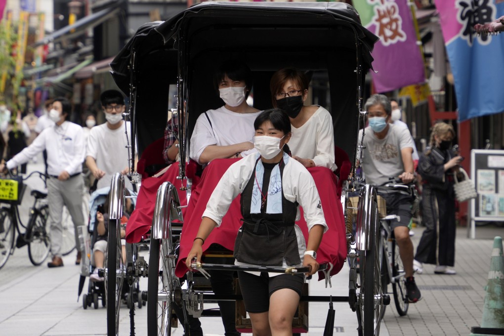 Tourists enjoy a rickshaw ride in Tokyo. Photo: EPA-EFE/File