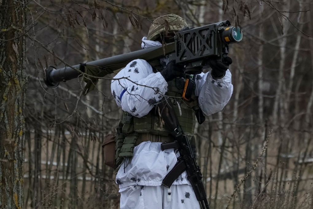 A Ukrainian serviceman holds a Stinger anti-aircraft missile. Photo: Reuters