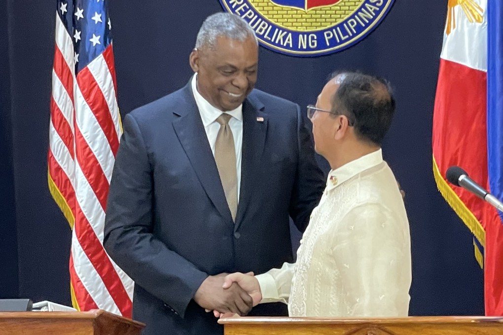 US Defense Secretary Lloyd Austin (L) and Philippines Defense Secretary Carlito Galvez Jnr (R), meet in efforts to boost bilateral ties between the two countries. Photo: EPA-EFE/Pool
