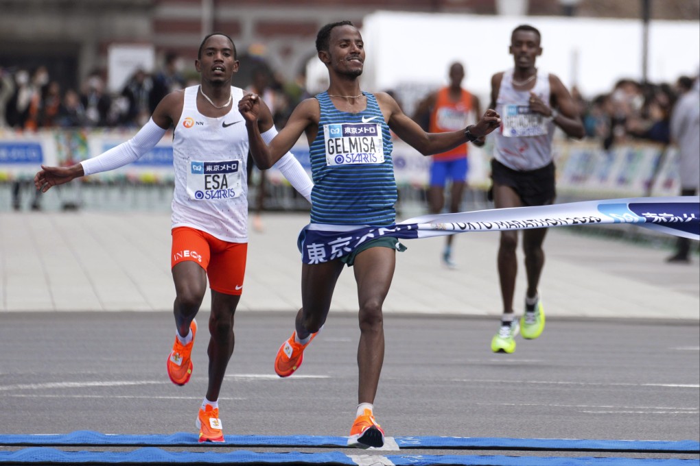 Deso Gelmisa (centre) wins a sprint finish with Mohamed Esa in the Tokyo Marathon. Photo: AP