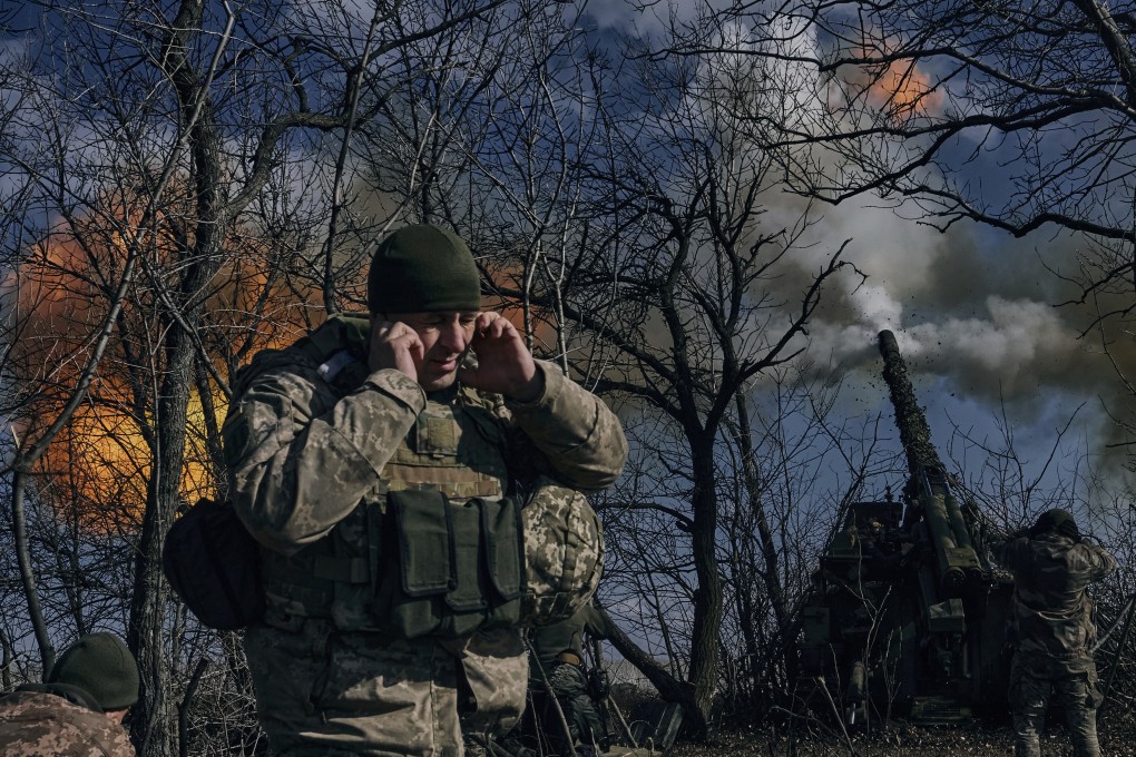 Ukrainian soldiers fire a self-propelled howitzer towards Russian positions near Bakhmut. Photo: AP
