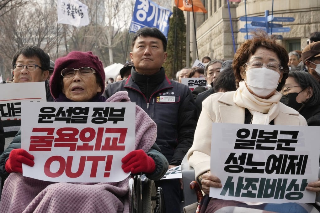 Former South Korean comfort woman rally against the government’s move to improve relations with Japan after it introduced a plan to compensate wartime forced labour via a Seoul-backed fund. Photo: AP