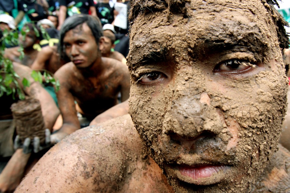 A disastrous “mud volcano” forced thousands of people in Indonesia from their homes in 2006. Photo: AFP