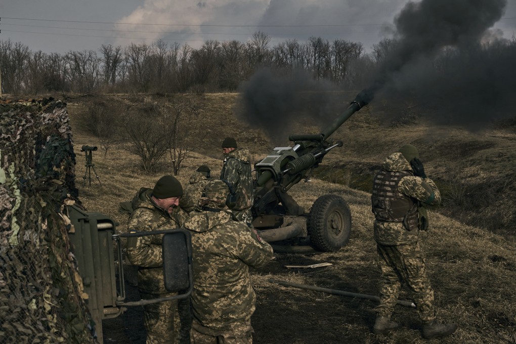 Ukrainian soldiers fire a self-propelled howitzer towards Russian positions near Bakhmut, the site of the heaviest battles, Donetsk region, Ukraine. Photo: AP