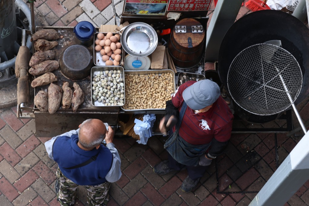 An itinerant hawker sells chestnuts at Mong Kok. Hong Kong’s hawker control team must strike a balance between public hygiene and order and an essentially dying trade. Photo: K. Y. Cheng