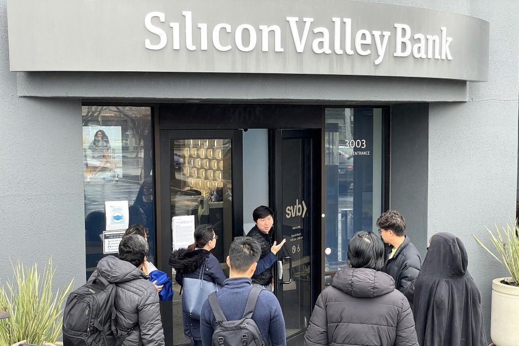 A worker, middle, tells customers that the Silicon Valley Bank headquarters is closed, in Santa Clara, California. Photo: TNS