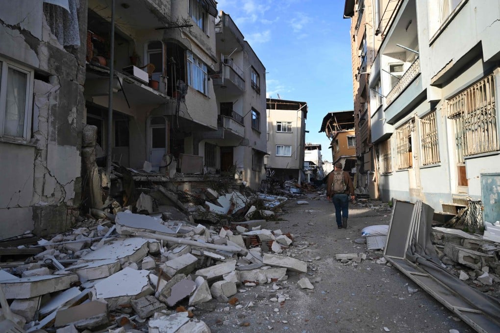 A man walks in a destroyed neighborhood among the rubble of collapsed buildings in Hatay on March 7, 2023. Photo: AFP