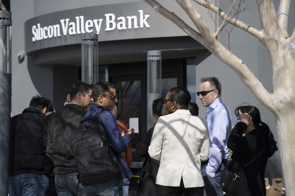 People queue up outside the headquarters of Silicon Valley Bank in Santa Clara, California on March 13. Photo: Xinhua