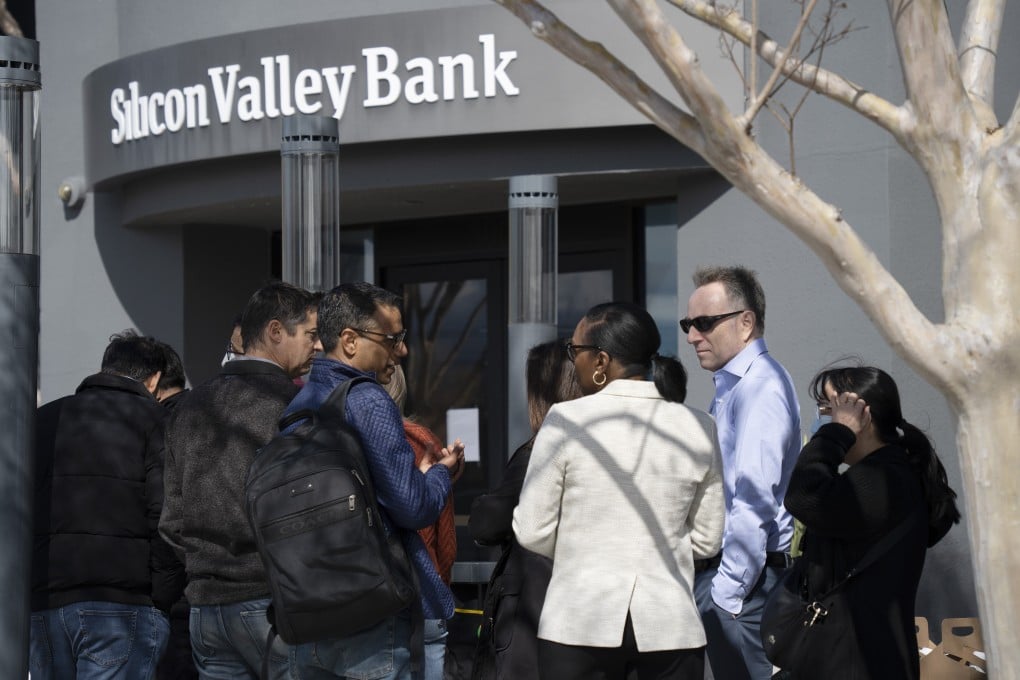 People queue up outside the headquarters of Silicon Valley Bank in Santa Clara, California on March 13. Photo: Xinhua