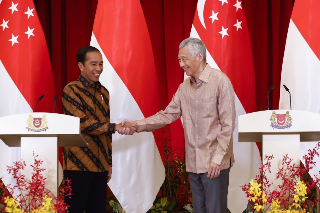 Indonesia’s President Joko Widodo (left) and Singapore’s Prime Minister Lee Hsien Loong (right) shake hands during a joint news conference at The Istana in Singapore on March 16, 2023. Photo: EPA-EFE