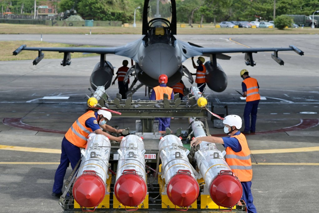 US-made Harpoon anti-ship missiles are prepared in front of an F-16V fighter jet during a drill at Hualien Air Force base, Taiwan, on August 17, 2022. Photo: AFP