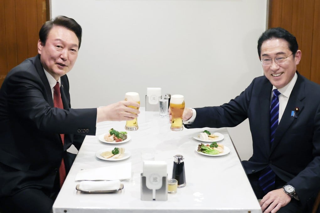 South Korean President Yoon Suk-yeol (left) and Japanese Prime Minister Fumio Kishida toast
during a dinner together at a restaurant in Tokyo on Thursday. Photo: YNA/dpa