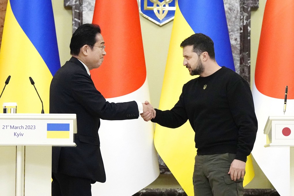 Japanese Prime Minister Fumio Kishida (left) met Ukrainian President Volodymyr Zelensky (right) for three-hour talks in Kyiv on March 21, 2023. Photo: Kyodo