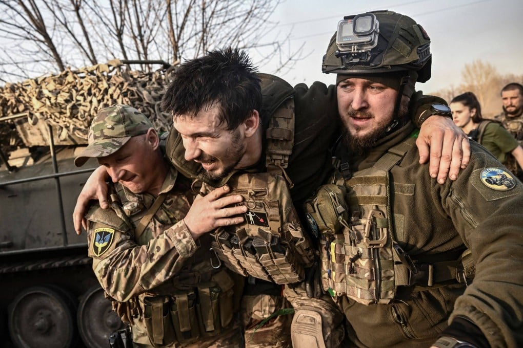 A wounded Ukrainian seviceman being carried away from the front line near Bakhmut. Photo: AFP