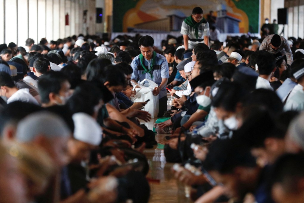Indonesian Muslims gather before iftar during the holy fasting month of Ramadan at the Grand Istiqlal Mosque in Jakarta. Photo: Reuters