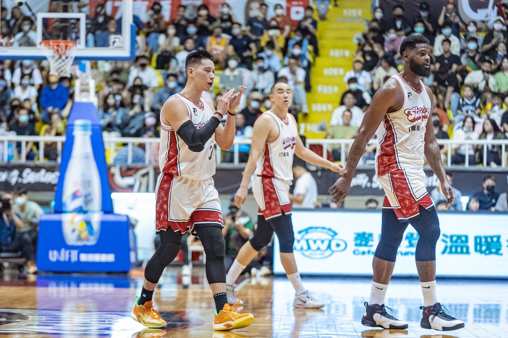 Jeremy Lin (left) applauds the home fans after Saturday’s loss. Photo: P. League+
