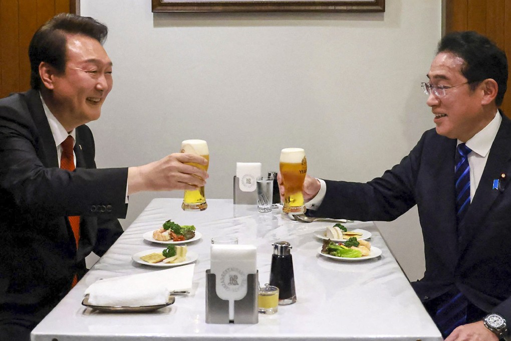 Japan’s Prime Minister Fumio Kishida (right) and South Korea’s President Yoon Suk Yeol (left) toast at a restaurant in Tokyo. Photo: AFP