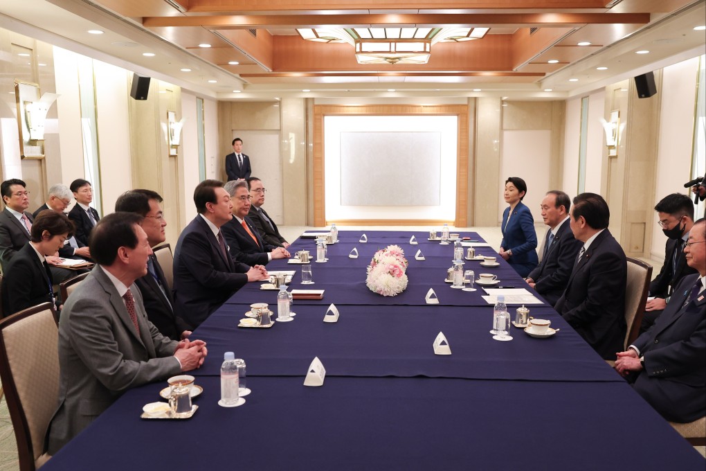 South Korean President Yoon Suk-yeol (3rd from left) meets Japanese political leaders in Japan including former prime minister Yoshihide Suga (3rd from right), at a hotel in Tokyo, Japan on March 17, 2023. Photo: EPA-EFE/YONHAP