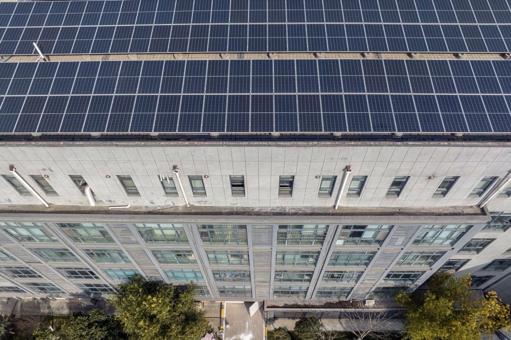 Solar panels are seen on the rooftop of an office building in Xian, China, on March 2. As a global market leader, China’s solar power generation industry can provide important support for achieving the transition to renewable energy. Photo: Bloomberg