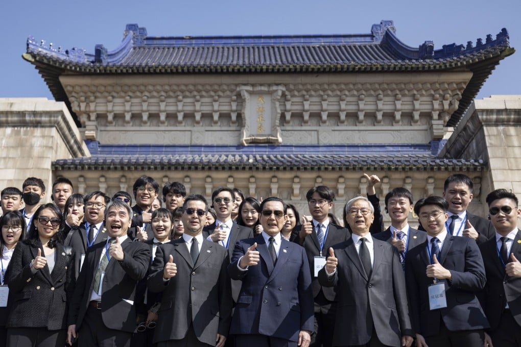 Former Taiwanese leader Ma Ying-jeou (centre) poses with a delegation at the Sun Yat-sen Mausoleum in Nanjing on March 28. Photo: Xinhua