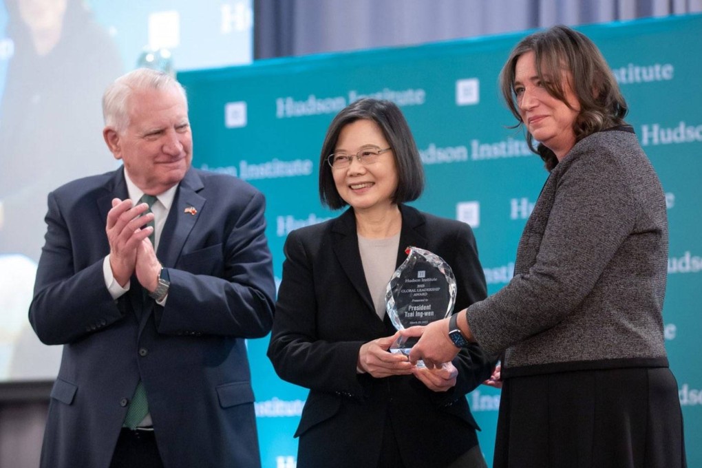 Taiwanese President Tsai Ing-wen (centre) accepts a Hudson Global Leadership Award from John Walters, director and CEO of the Hudson Institute (left), and institute chairwoman Sarah May Stern in New York on Thursday. Photo: CNA