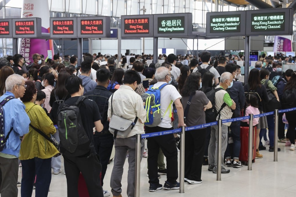 Passengers queue up to cross the border into Macau. Photo: Edmond So