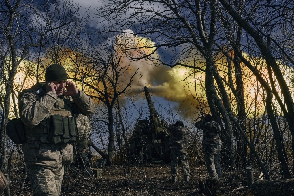 Ukrainian soldiers fire a self-propelled howitzer towards Russian positions near Bakhmut in the Donetsk region on March 5. Photo: AP
