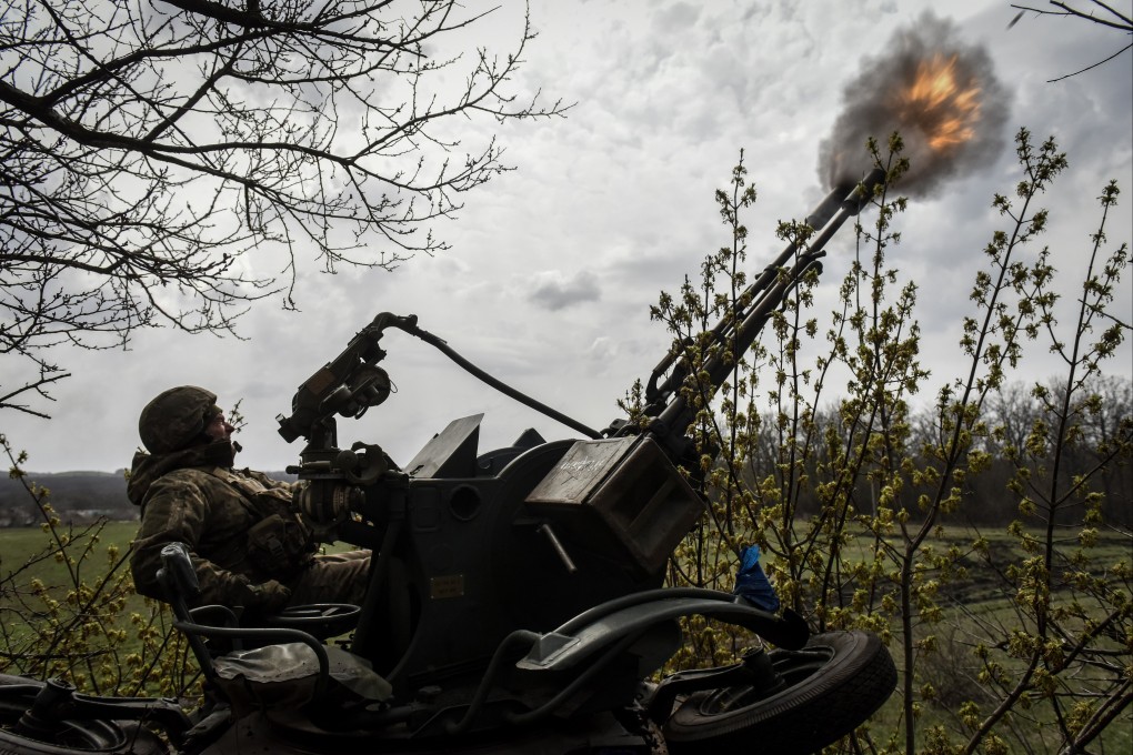 A Ukrainian serviceman fires self-propelled howitzers at an undisclosed position near the outskirts of Bakhmut, Donetsk region, on April 7. Photo: EPA-EFE