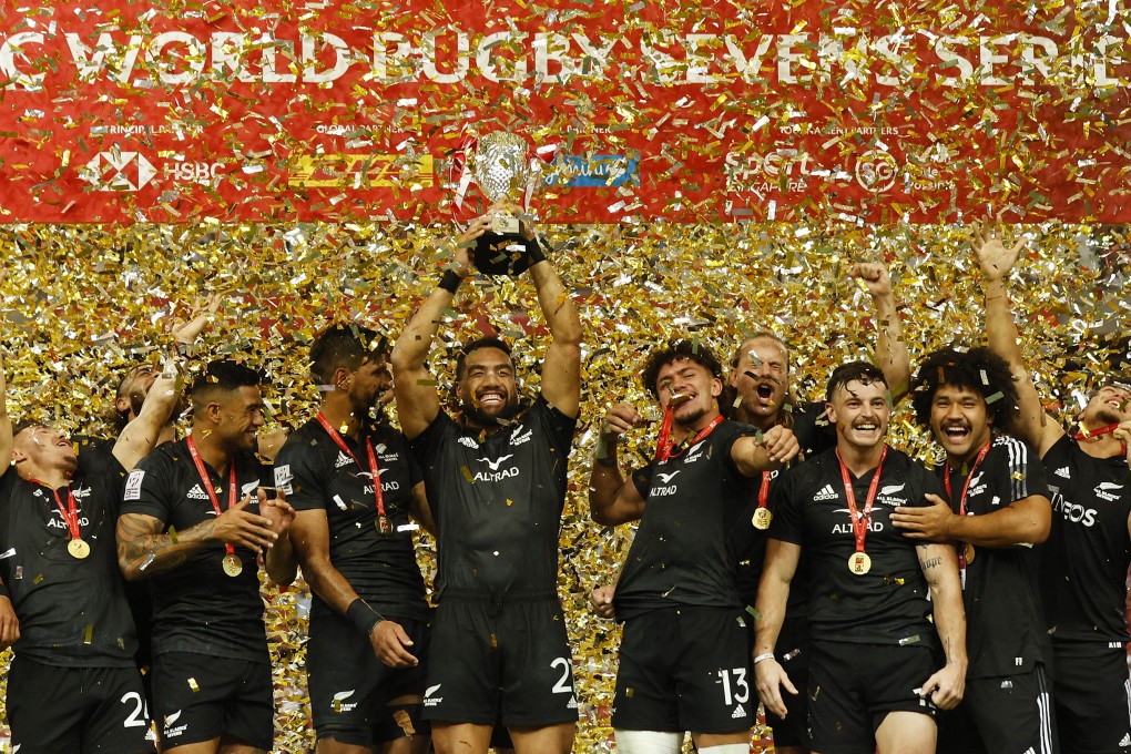 New Zealand players celebrate winning the Singapore Sevens Cup final with the trophy. Photo: Reuters