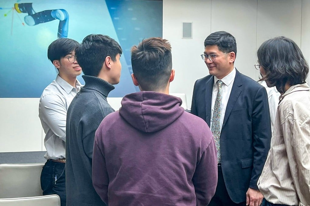 The Hospital Authority chief Tony Ko spoke with medical students in London. Photo: Handout from ISD