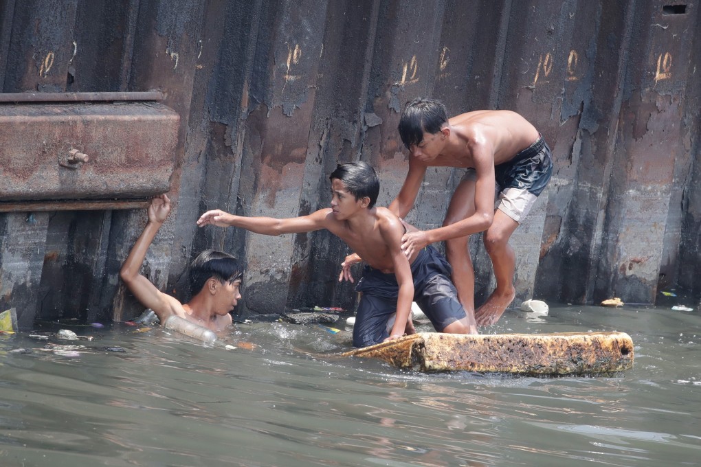 Young Filipinos go for a swim in Manila Bay on Saturday during the Holy Week holiday. Photo: EPA-EFE