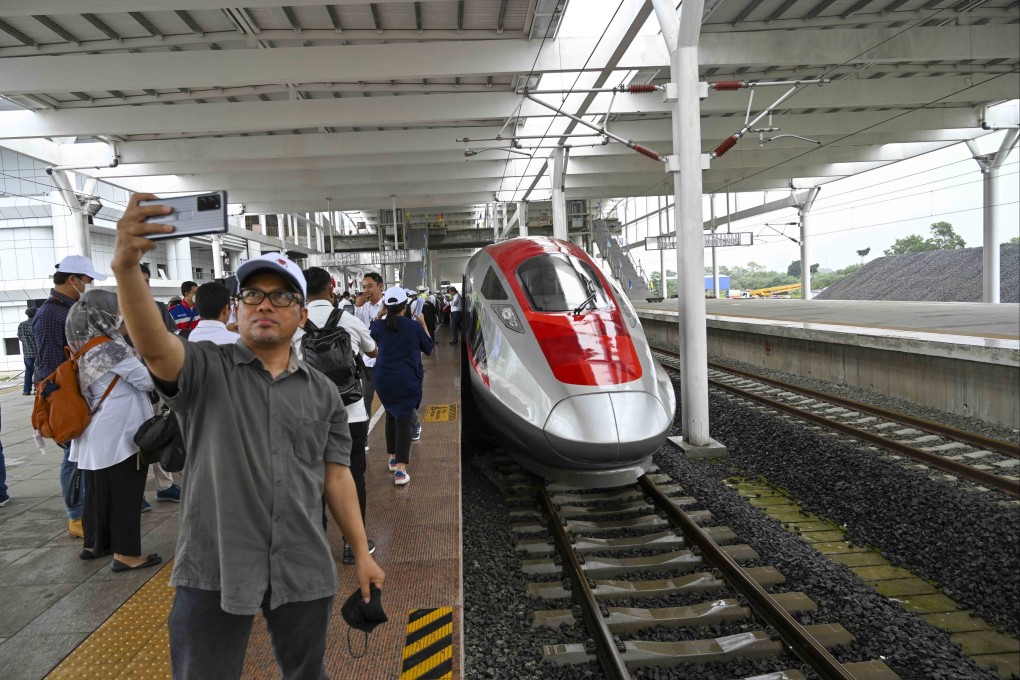 People observe the construction of the Jakarta-Bandung High-Speed Railway at the Tegalluar Station in Bandung, Indonesia, on January 28, 2023. Photo: Xinhua