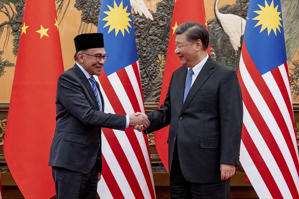 Malaysia Prime Minister Anwar Ibrahim (left) shakes hands with Chinese President Xi Jinping during a meeting at the Great Hall of the People in Beijing. Photo: AP