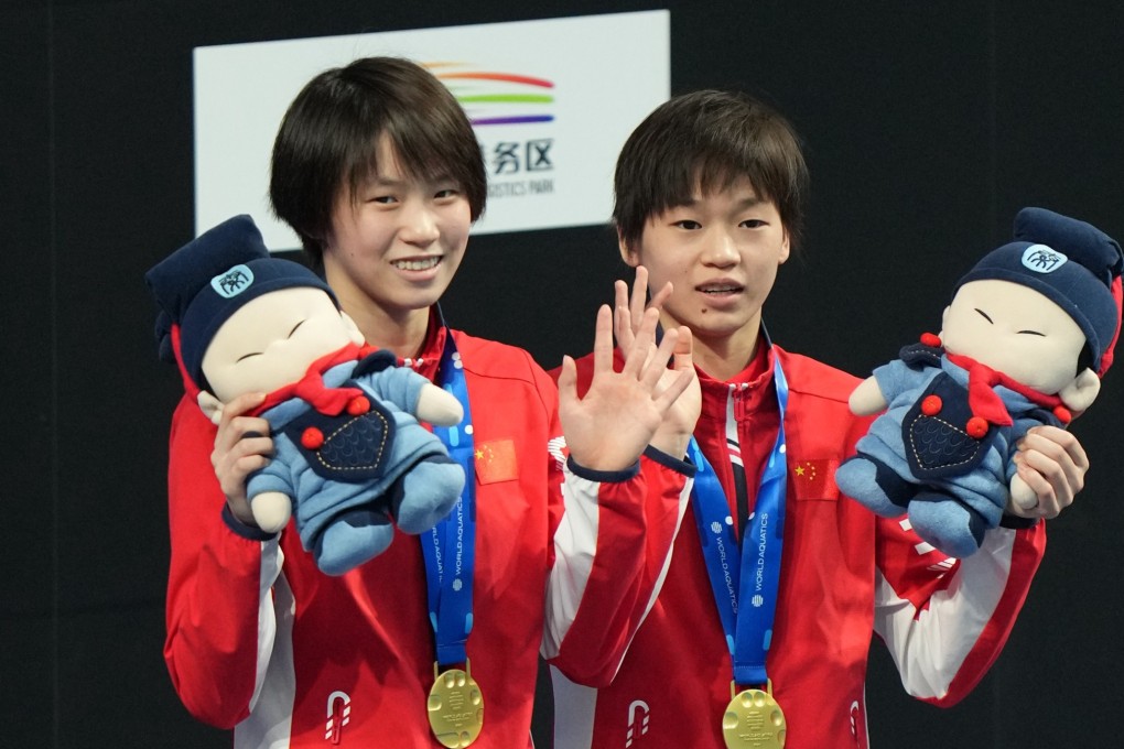 Quan Hongchan (right) and Chen Yuxi of China pose during the medal ceremony after the Women’s 10m Synchronised final at the FINA Diving World Cup in Xian. Photo: Xinhua