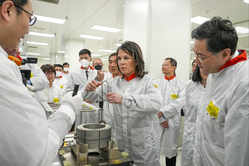 German Foreign Minister Annalena Baerbock and her Chinese counterpart Qin Gang, right, visited the Vitesco Automotive plant in China. Photo: dpa