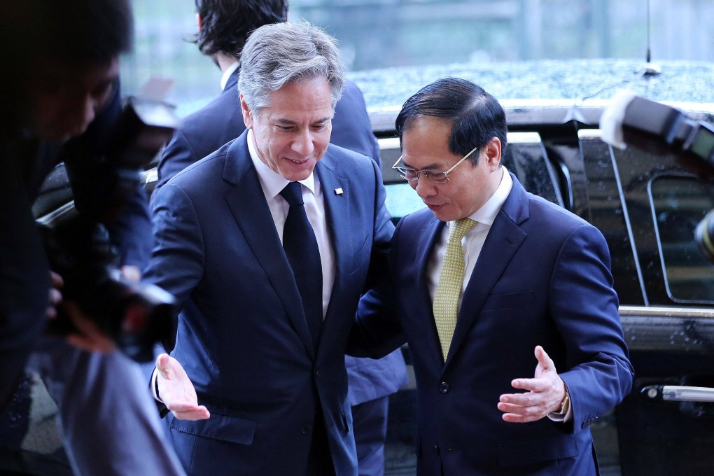 US Secretary of State Antony Blinken (left) is greeted by Vietnam’s Foreign Minister Bui Thanh Son as he arrives at the Government Guest House in Hanoi on April 15, 2023. Photo: AFP