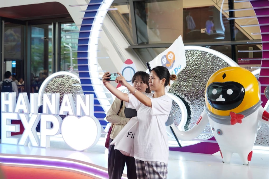 Visitors taking a selfie at the third China International Consumer Products Expo (CICPE) in Haikou, capital city of south China’s Hainan Province, this month. Photo: Xinhua