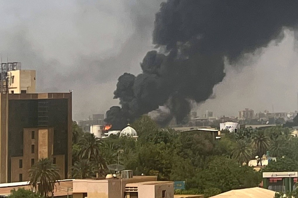 Smoke billows above homes in Khartoum as fighting between Sudanese armed forces and the RSF continues following weeks of deepening tensions. Photo: AFP