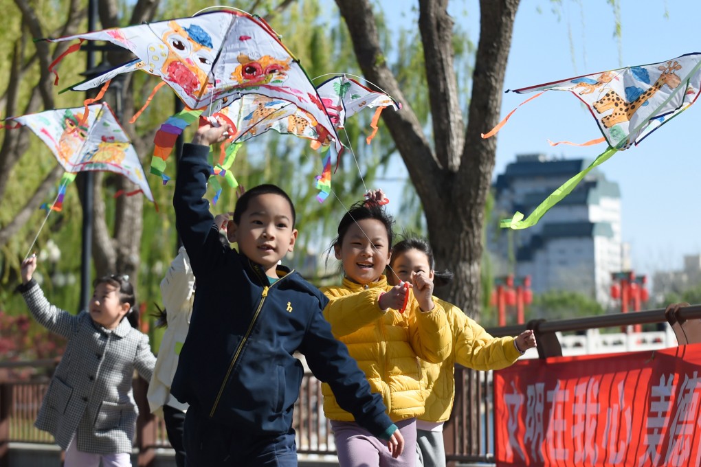 Children fly kites in Beijing. The UN says the world should think much more about women’s right to choose when or if to have children. Photo: Xinhua