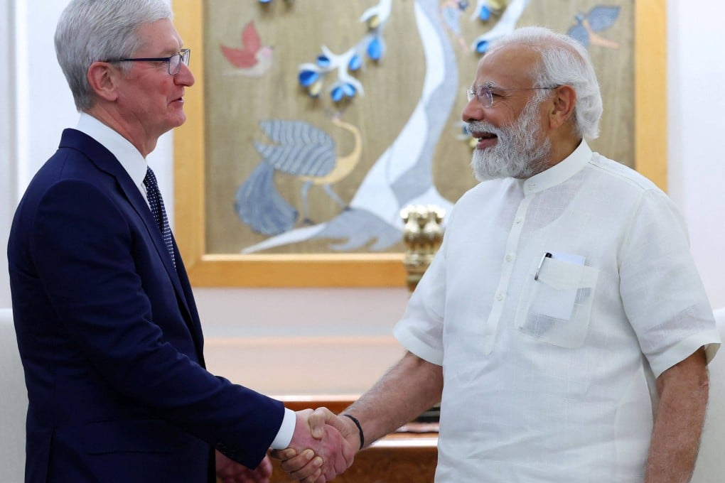 Indian Prime Minister Narendra Modi, right, shakes hands with Apple CEO Tim Cook during their meeting in New Delhi on April 19, 2023. Photo: Indian Press Information Bureau via AFP