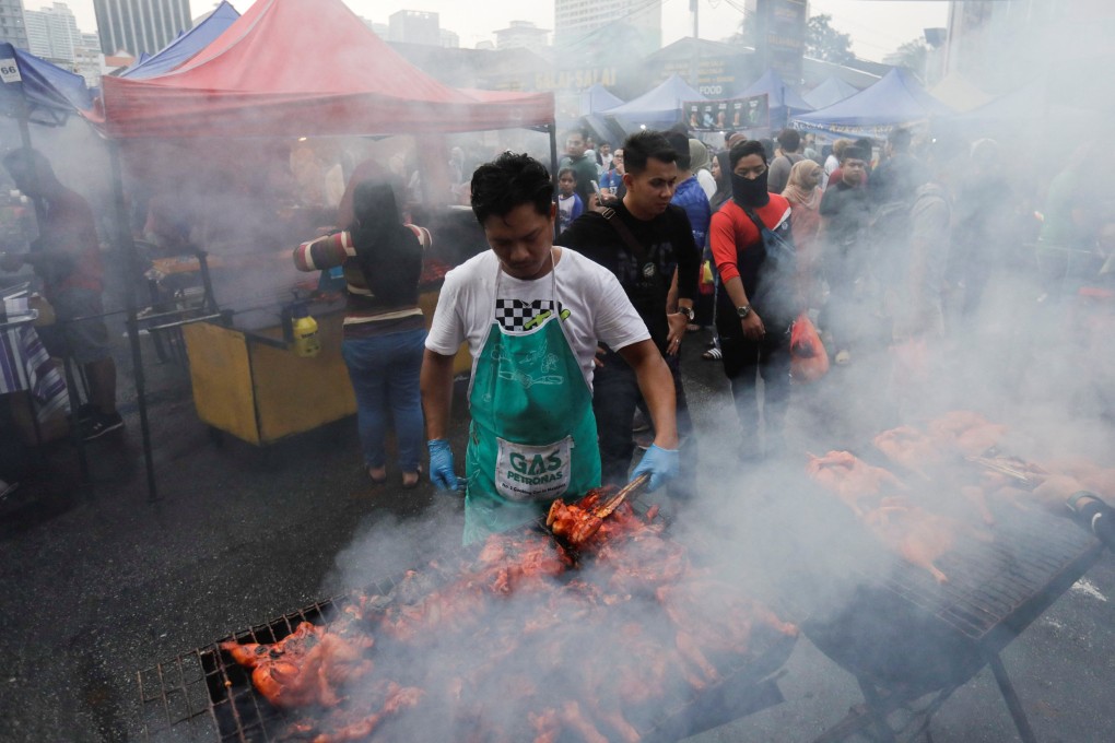 A vendor prepares food at a bazaar for Muslims to break their fast during the holy month of Ramadan in Kuala Lumpur. Photo: Reuters