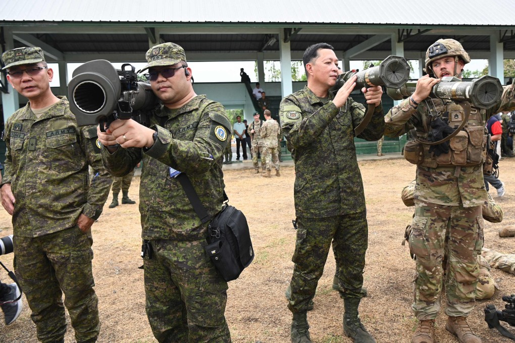 A US soldier (right) shows Philippine military officers how to operate an M3 Carl Gustav 84mm recoilless rifle and AT-4 84mm anti-tank rocket laucher during a live exercise as part of the “Balikatan” drills at Fort Magsaysay, north of Manila, on April 13, 2023. Photo: AFP