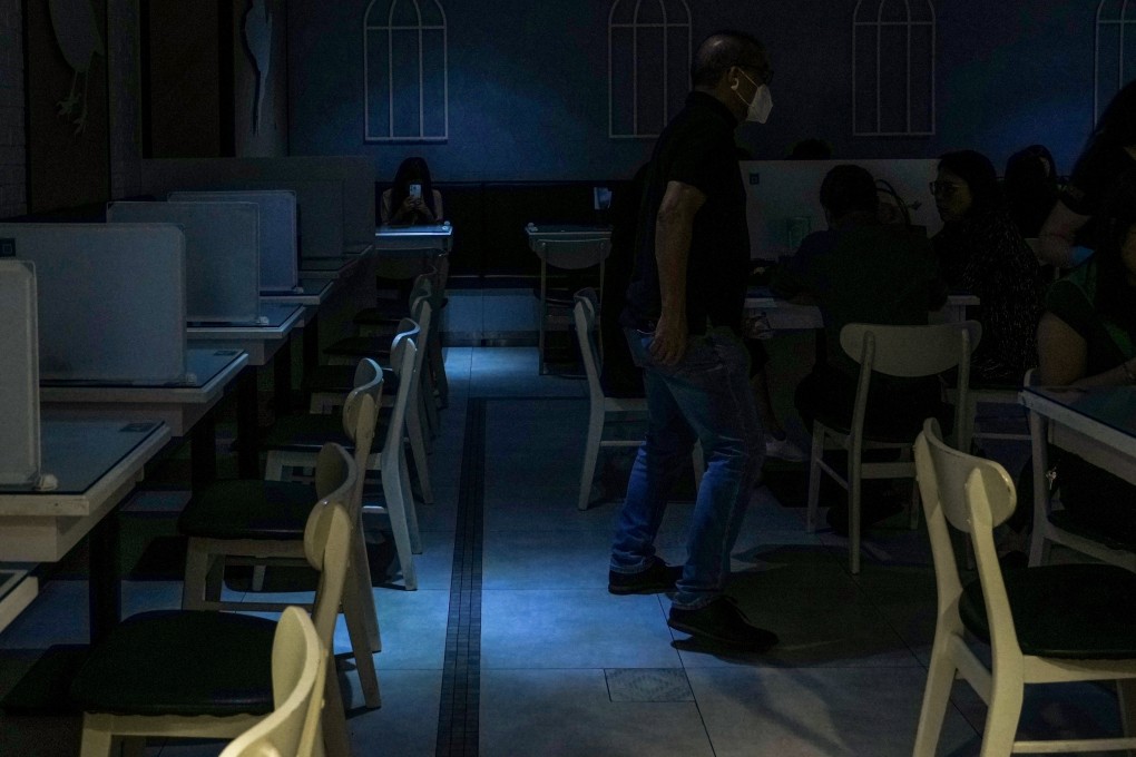 Residents at a venue affected by Wednesday’s power outage. Photo: Sam Tsang