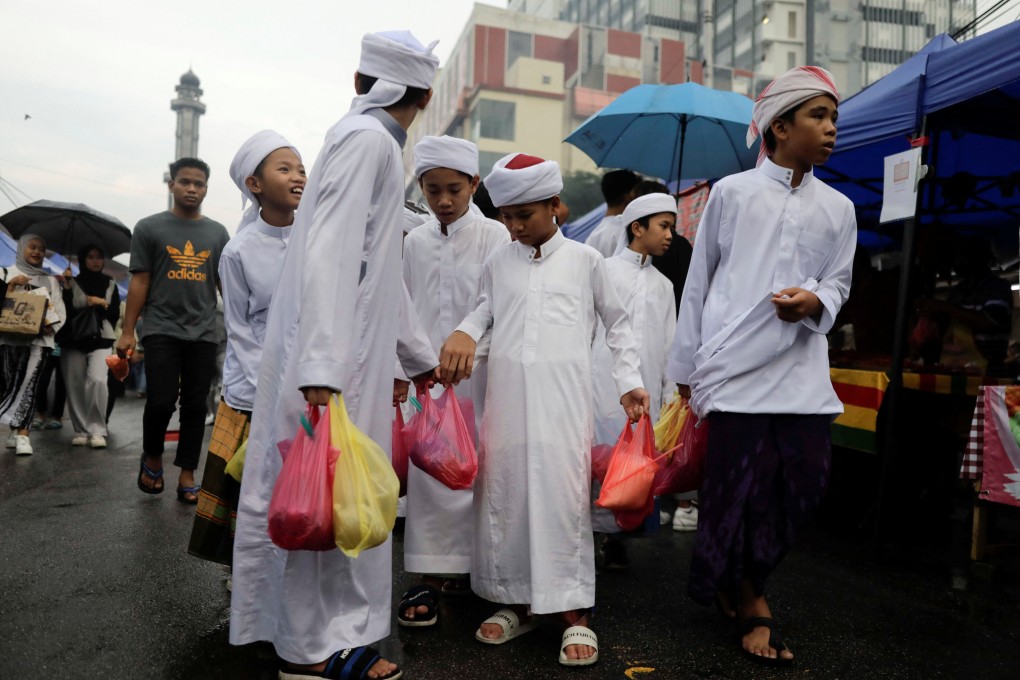Malaysian Muslims buy food at a bazaar during the holy month of Ramadan in Kuala Lumpur. Photo: Reuters