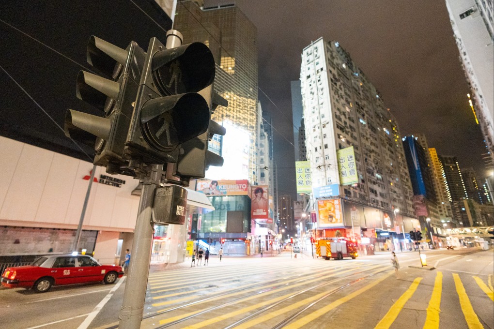 A recent power outage left some traffic lights switched off at Causeway Bay with cars and pedestrians taking turns to cross. Photo: Harvey Kong
