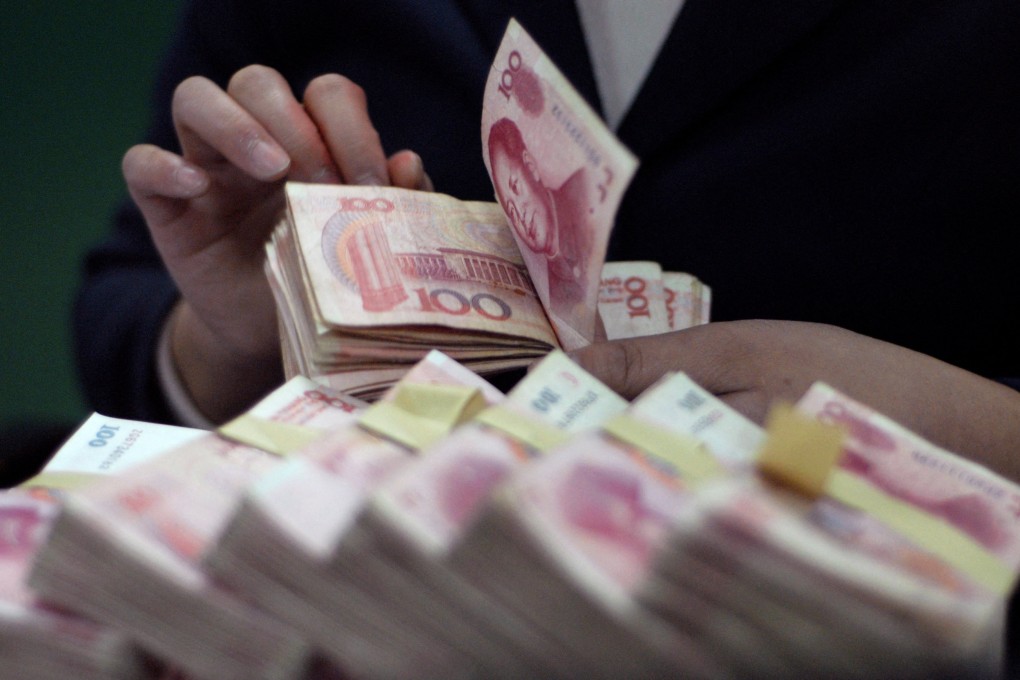 An employee counts yuan notes at a bank in Baokang, in central China’s Hubei province, in November 2007. Photo: Reuters