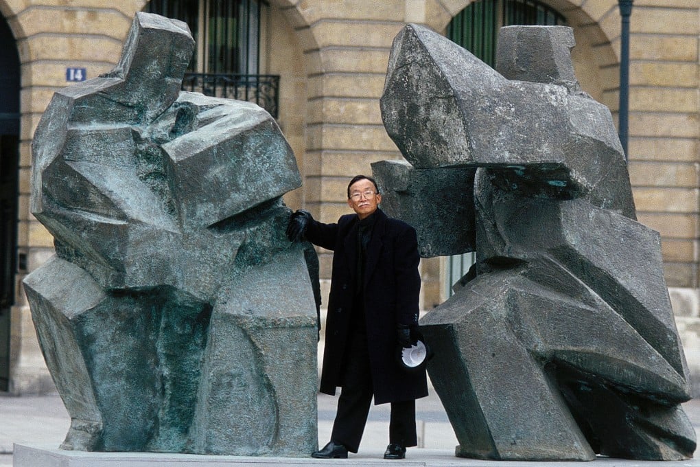 Ju Ming with two of his works at an exhibition of his sculptures at Place Vendome in Paris, France on December 4, 1997. The Taiwanese sculptor has died aged 85. Photo: Getty