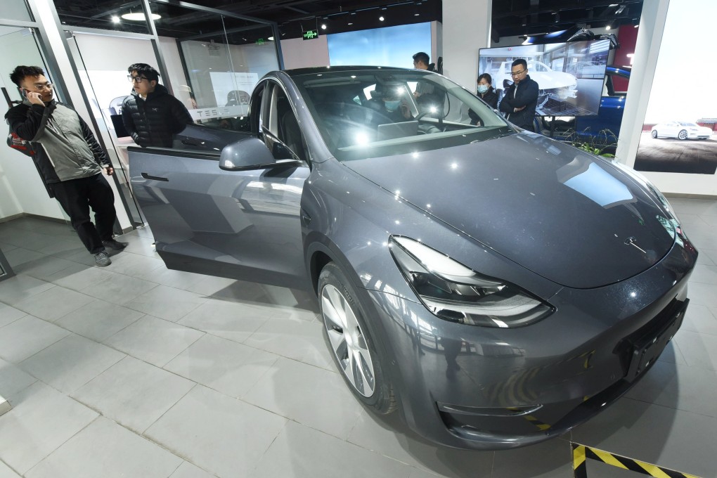 Customers look at the first Model Y electric cars arriving at a Tesla showroom in Hangzhou, east China’s Zhejiang province, on January 4, 2021. Photo: Costfoto/Barcroft Media via Getty Images