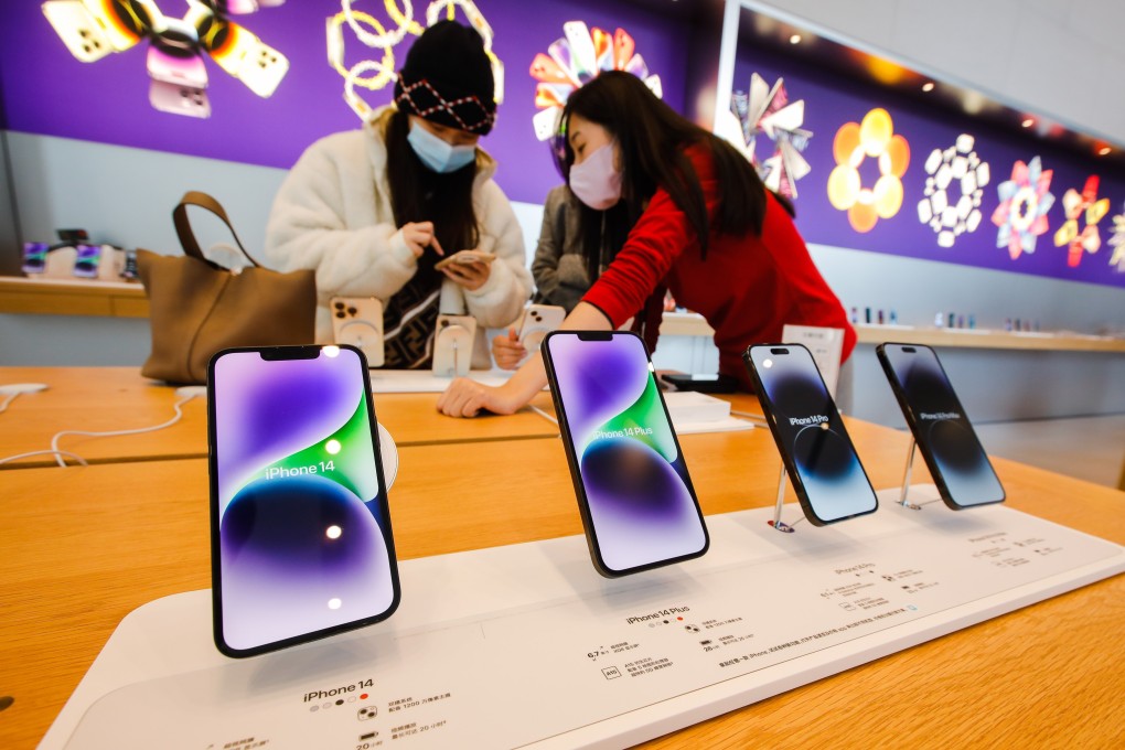 People look at iPhone 14 models at an Apple Store in Beijing on November 7, 2022. Photo: EPA-EFE